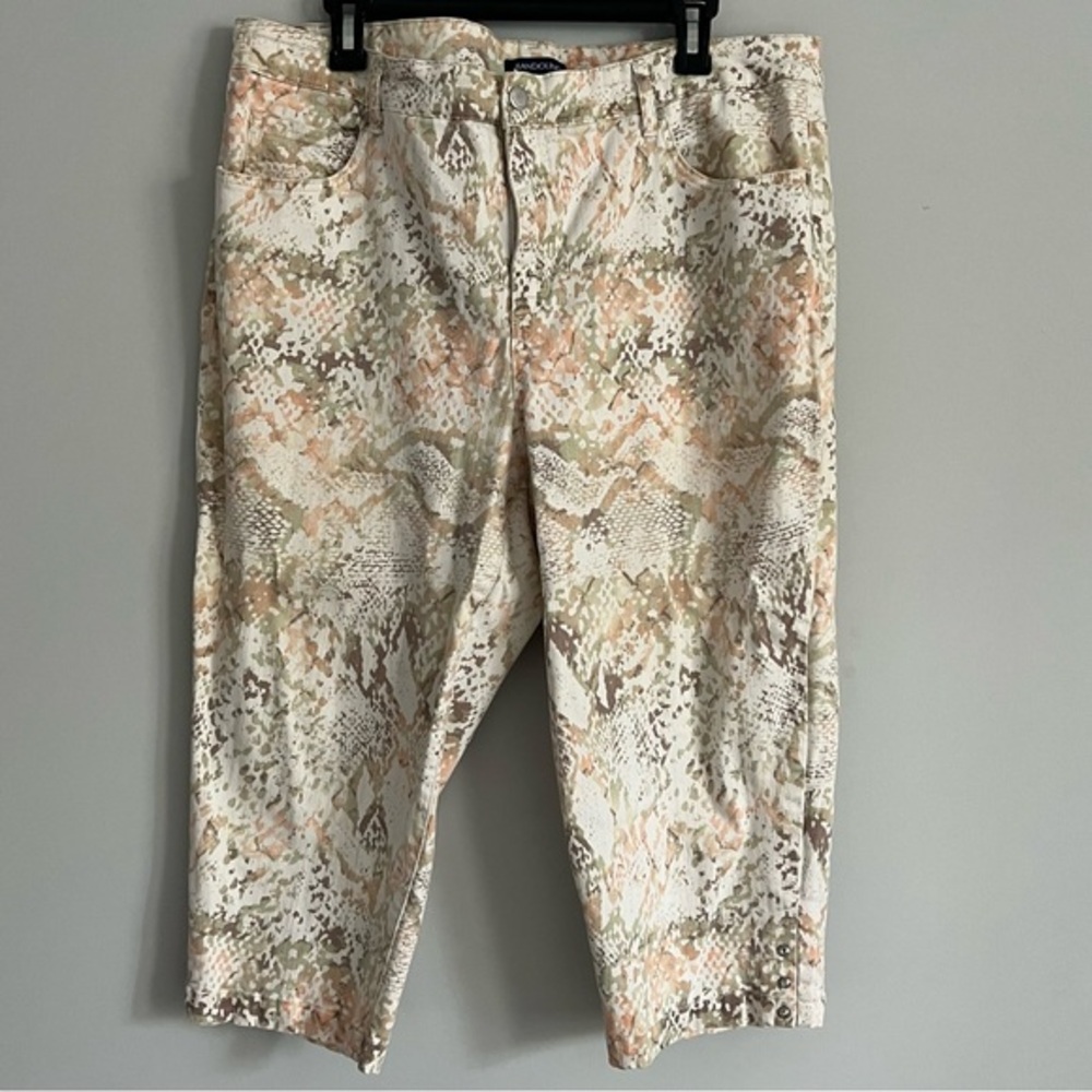 Bandolino Cream and Peach Snakeskin Print Capri Jean